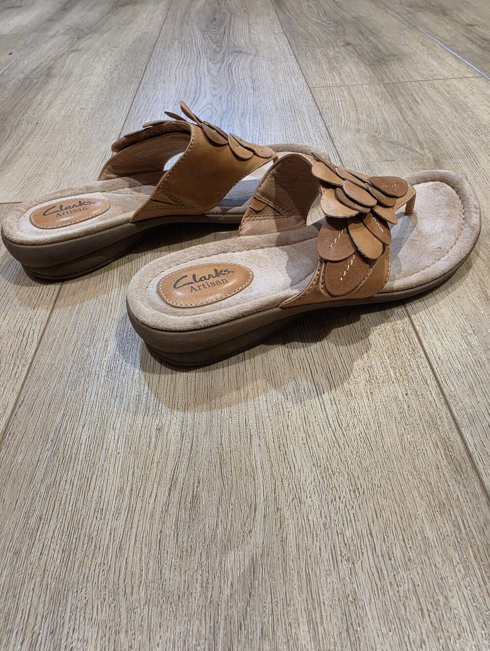 Clarks Artisan Women’s Brown Leather Floral Thong Sandals Size 9M - Picture 2 of 5